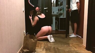 Сосу незнакомому курьеру Uber пока муж наблюдает