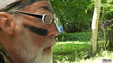 Дедуля выебал внучку в палатке, в лесу