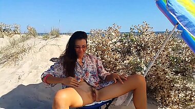 Красотка мастурбирует на публичном пляже в кустах