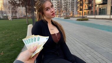 Секс за деньги с молодой студенткой